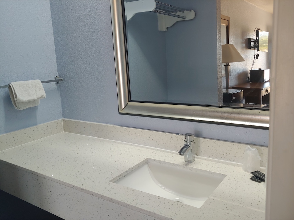 Brooks City Executive Inn - photo 10