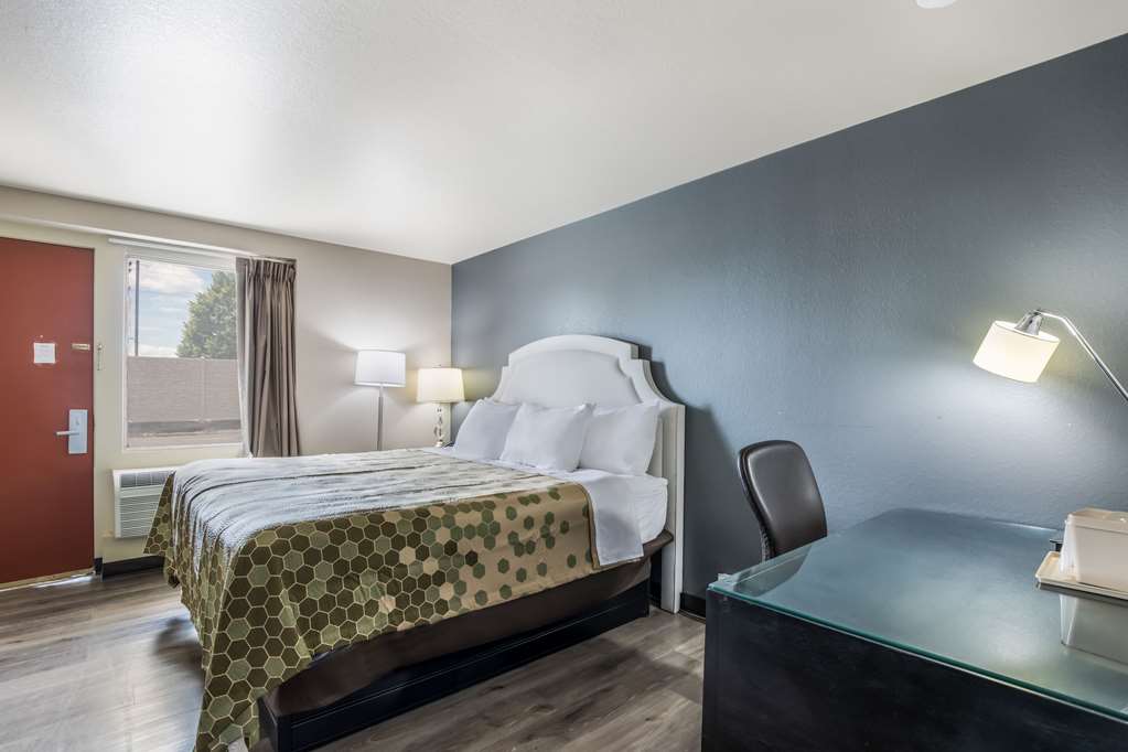 Econo Lodge Neenah - photo 14