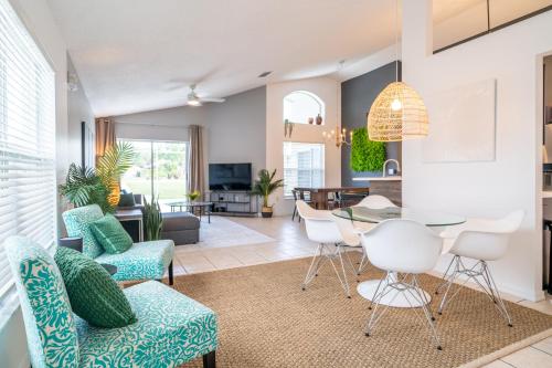 Stylish Villa Retreat with Pool — 4-Star Luxury Hotel in Davenport, United States
