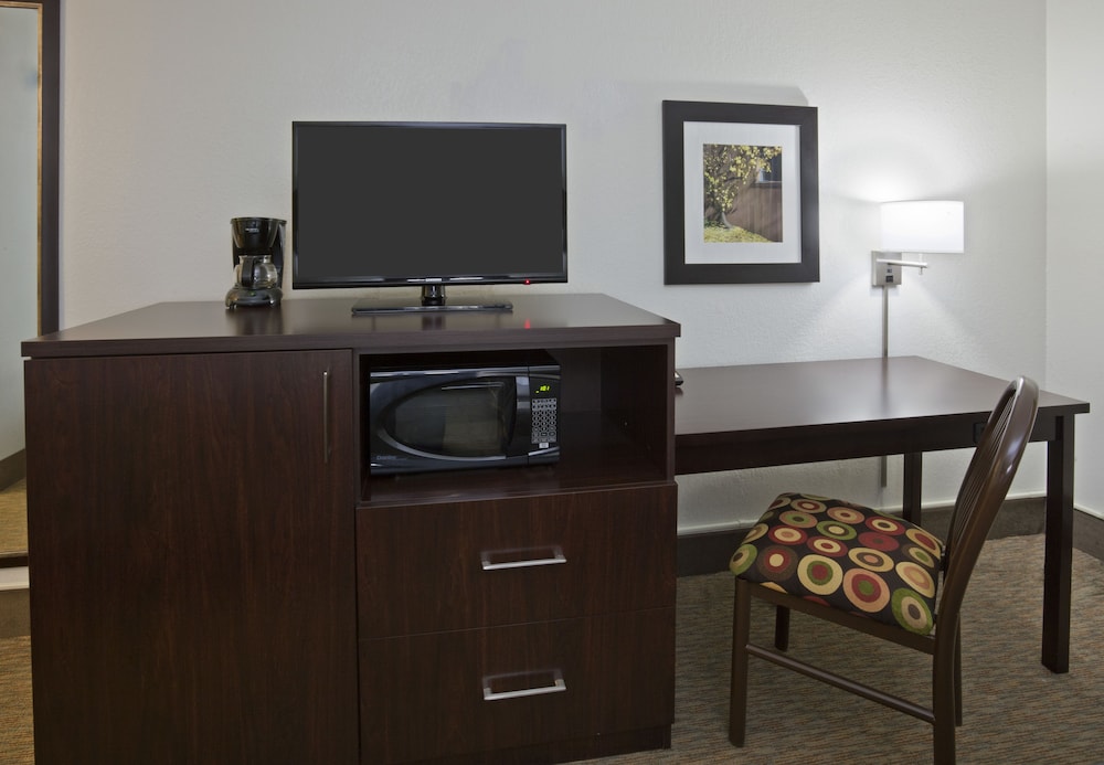 Fargo Inn and Suites - photo 4