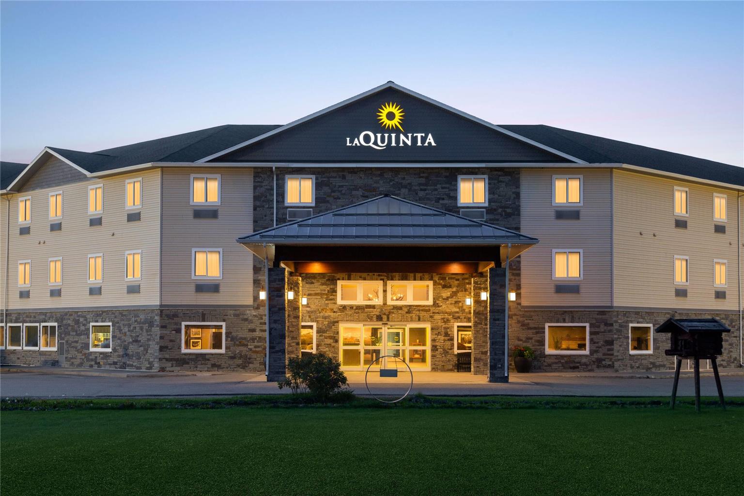 La Quinta Inn & Suites by Wyndham Fairbanks Airport - photo 2