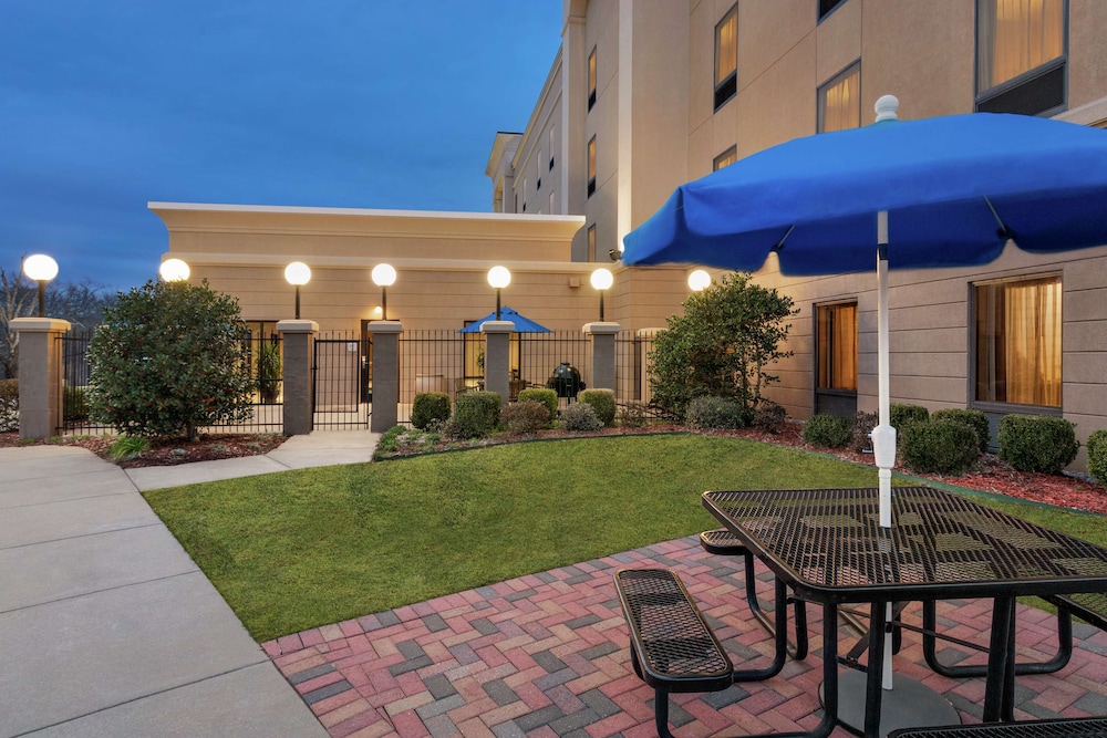 Hampton Inn and Suites Pine Bluff - photo 25