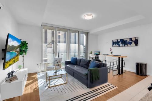 Sleek 1BR Near BOKCenter Gym Lounge Balcony PetOK — 4-Star Luxury Hotel in Tulsa, United States