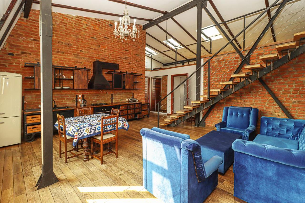 Vintage Mezzanine Apt in City Center By Wehost
