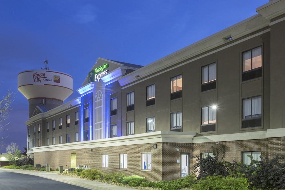 Holiday Inn Express Kansas City at the Legends by IHG - photo 33