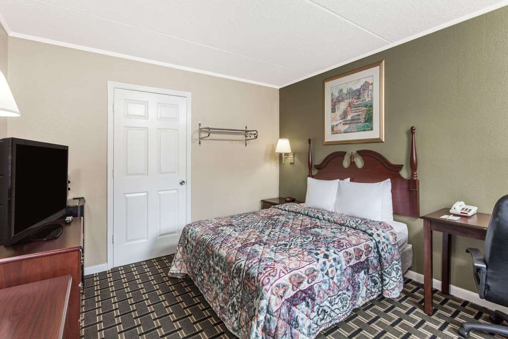 Days Inn by Wyndham Lenoir City - photo 9