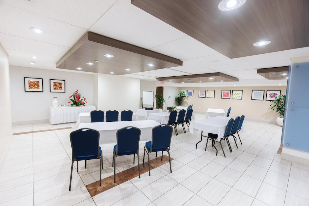 Holiday Inn Express Waikiki by IHG - photo 68