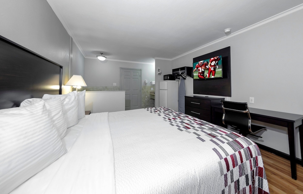 Red Roof Inn Arlington Entertainment District - photo 24