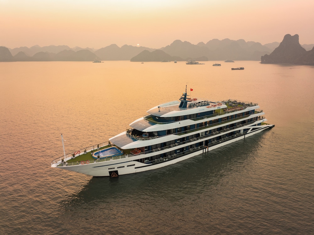 M'Gloria Cruise — 5-Star Luxury Hotel in Ha Long, Vietnam