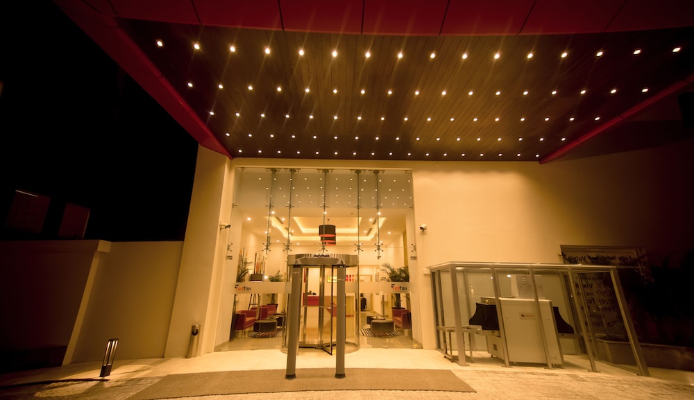 Red Fox by Lemon Tree Hotels Sector 60 Gurugram