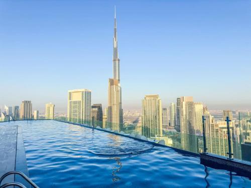 New 2 Bed Sea View with 64th Flr Infinity Pool Burj Khalifa View — 4-Star Luxury Hotel in Dubai, United Arab Emirates