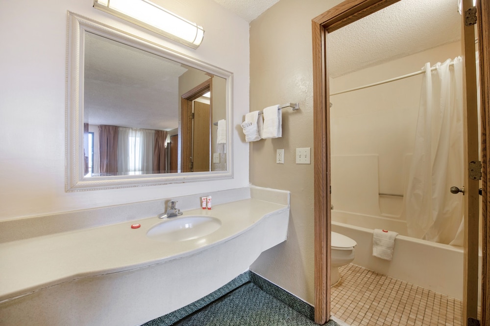 OYO Hotel Tulsa International Airport - photo 13