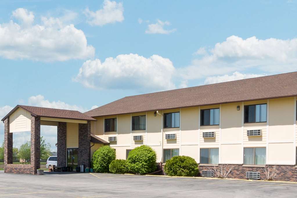 Super 8 by Wyndham Perry IA - carbon neutral hotel in Perry