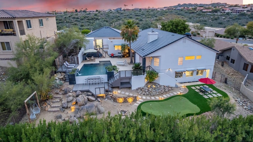 Sunburst Estate Htd Pool Putt Grn Sleeps 14 — Fountain Hills