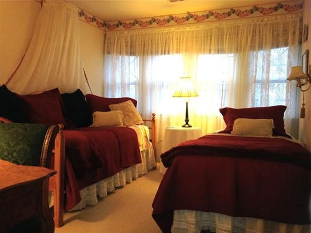 Brass Pineapple Inn - photo 7