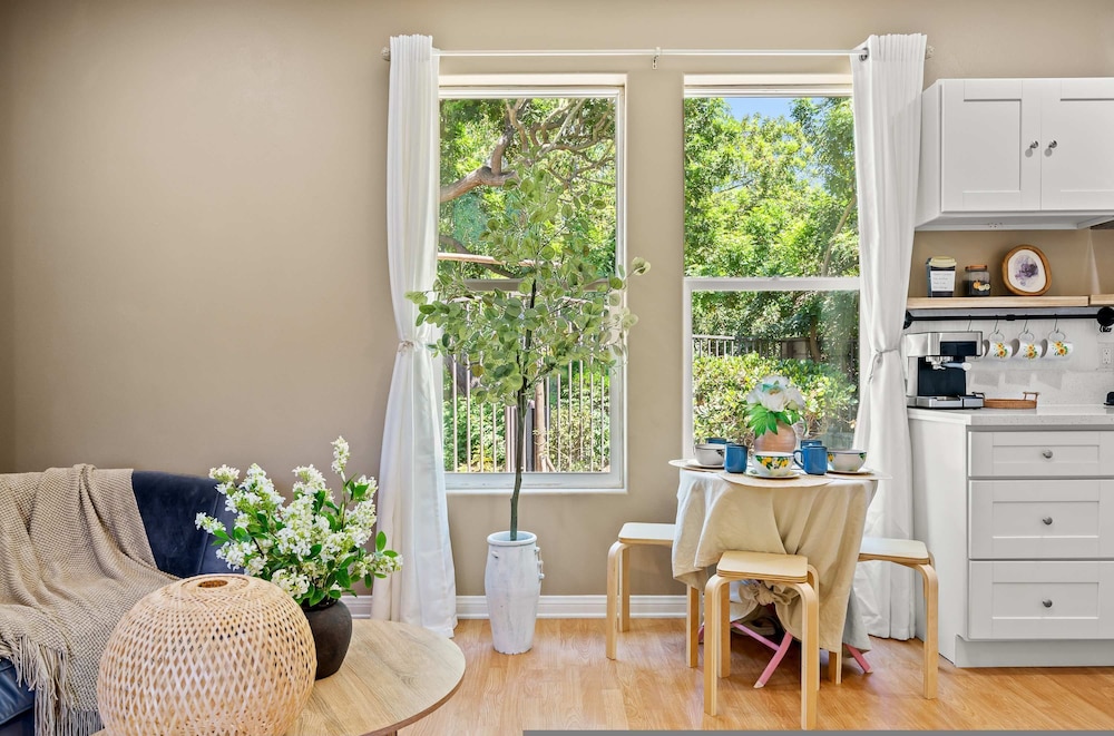 Tranquil Nature Retreat Private Garden Cozy Charm in Pomona, United States