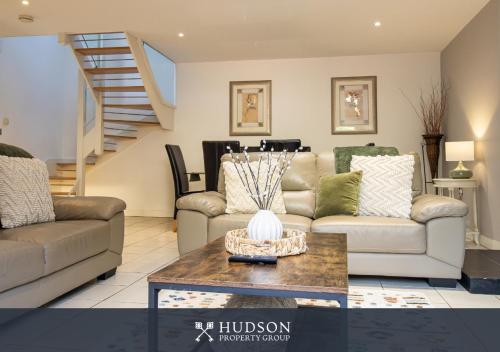 School Path Ironbridge Home with Rear Terrace — 4-Star Luxury Hotel in Ironbridge, United Kingdom