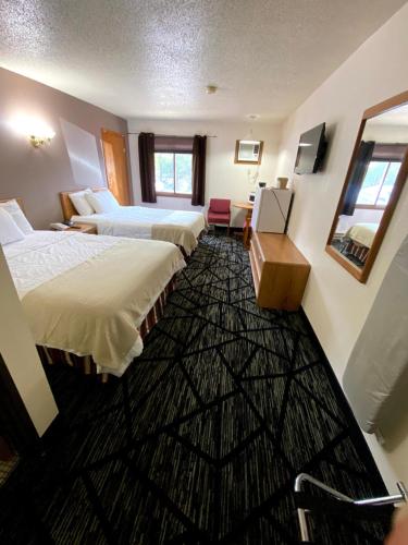 Woodlands Inn & Suites - photo 9