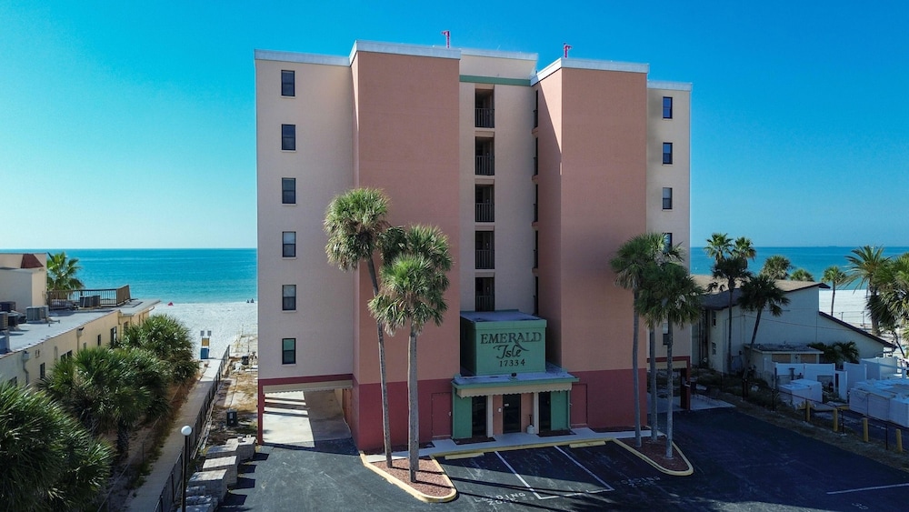 Emerald Isle 101 — 4-Star Luxury Hotel in Saint Pete Beach, United States