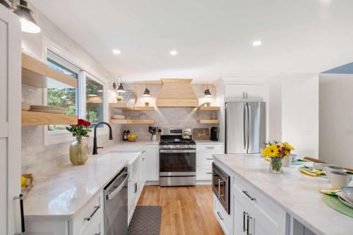 Game Room Private Yard w Fire Pit in Harwich, United States