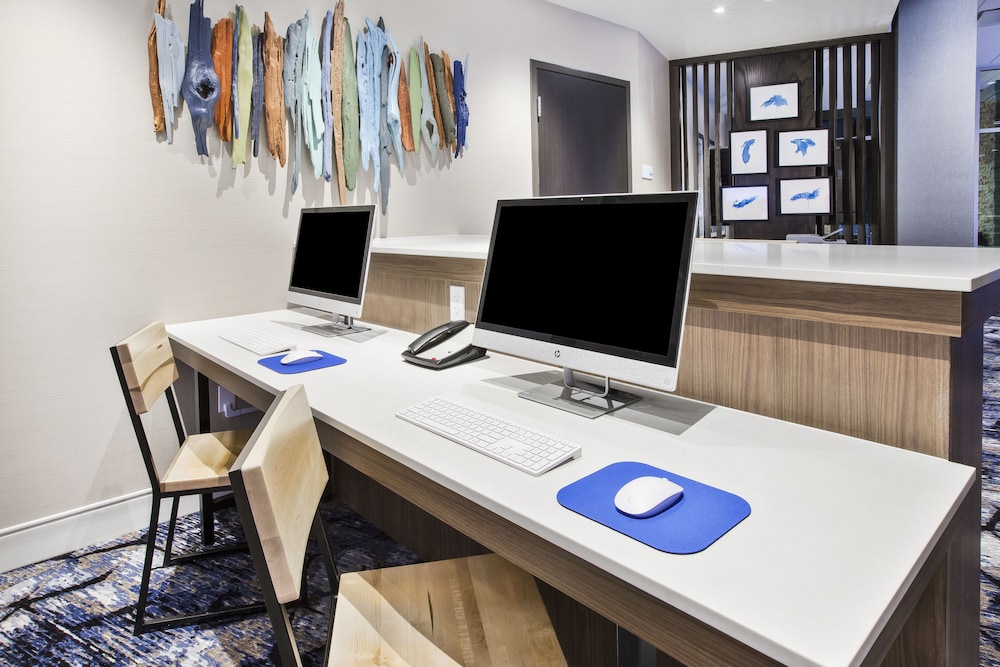 Holiday Inn Express & Suites Okemos University Area by IHG - photo 15