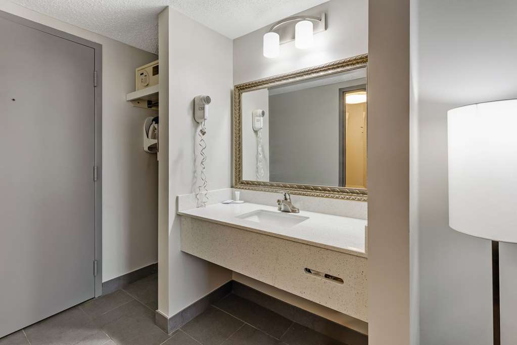 Clarion Pointe Near Erie Casino - photo 30