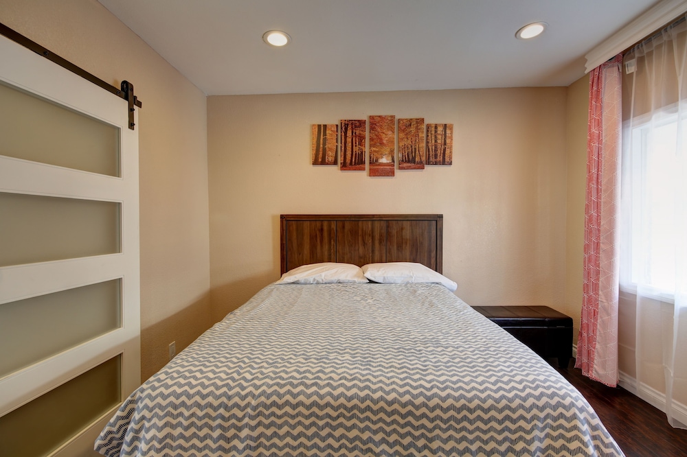 Tradewinds Airport Hotel - photo 9