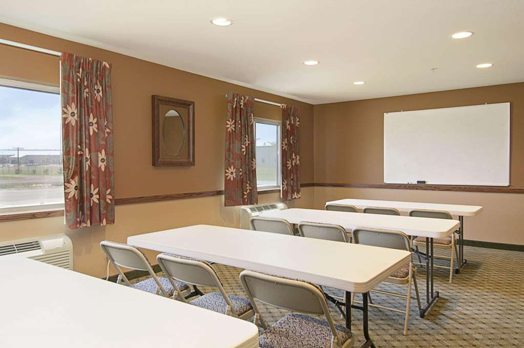 Super 8 by Wyndham Topeka at Forbes Landing - photo 30