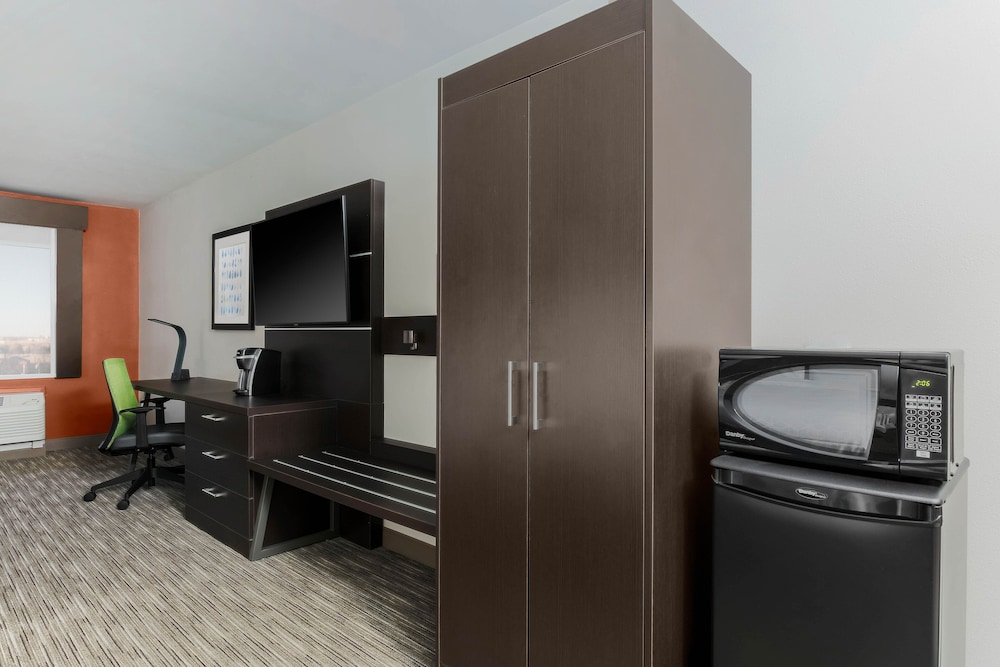 Holiday Inn Express & Suites Chicago O'Hare Airport by IHG - photo 15