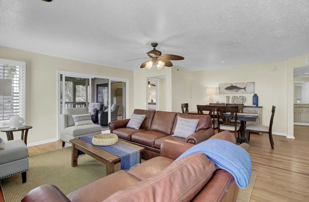 401 Yacht by Avantstay Marina View Pool Porch - photo 6