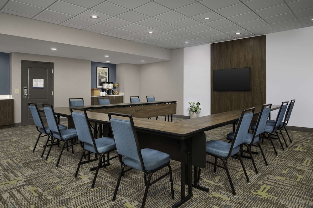 Hampton Inn Pittsburgh Monroeville - photo 22
