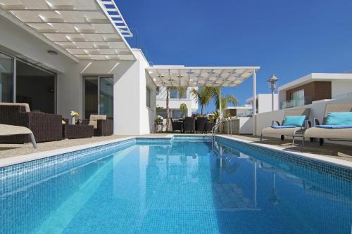 Villa Sunday