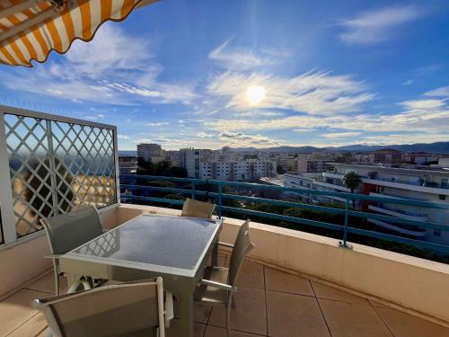 T2 Climatise a 5 Minutes a Pied de la Plage Avec Parking Piscine Et Wifi — 4-Star Luxury Hotel in Frejus, France