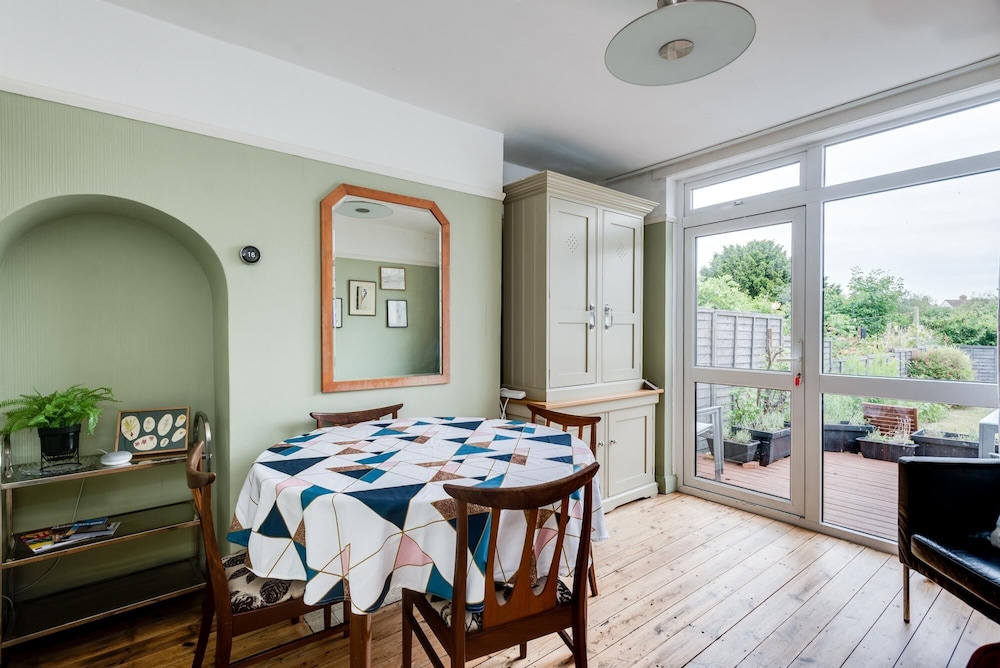 Cheerfull 3 Bedroom Home with parking & garden — 4-Star Luxury Hotel in Oxford, United Kingdom