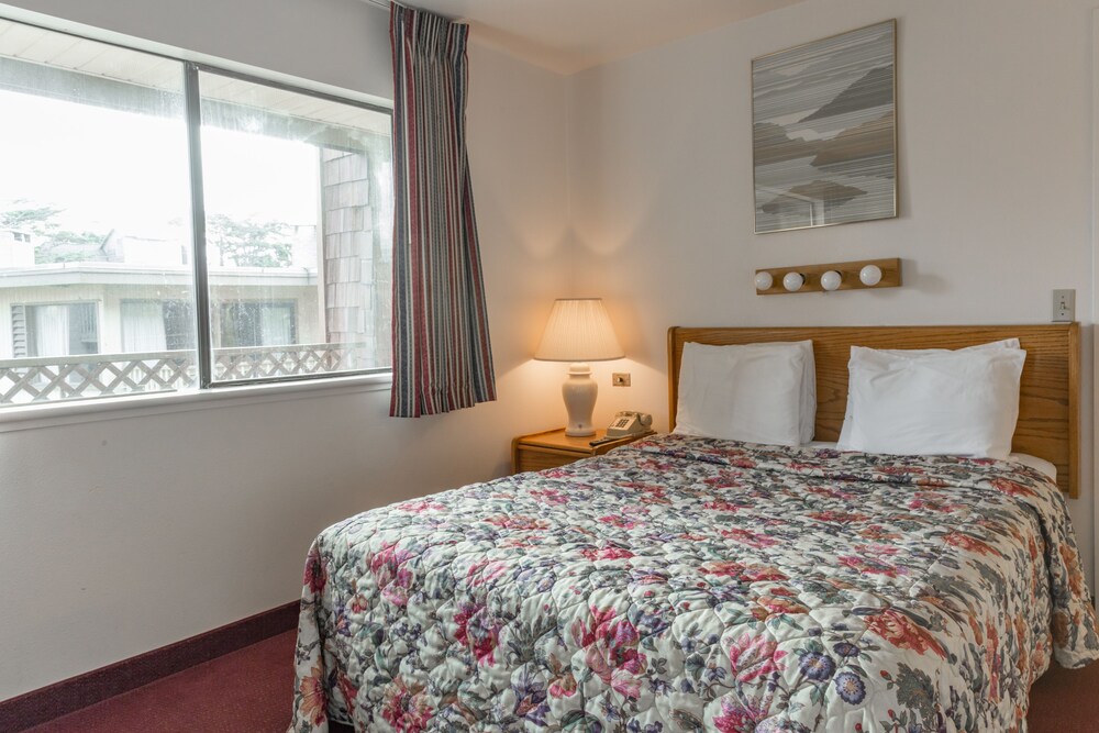 Cozy Cove Beachfront Resort Inn - photo 16