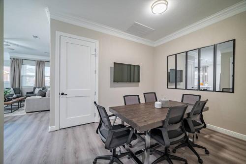 Pet friendly Large Work Space Gated Community - last minute hotel in Houston