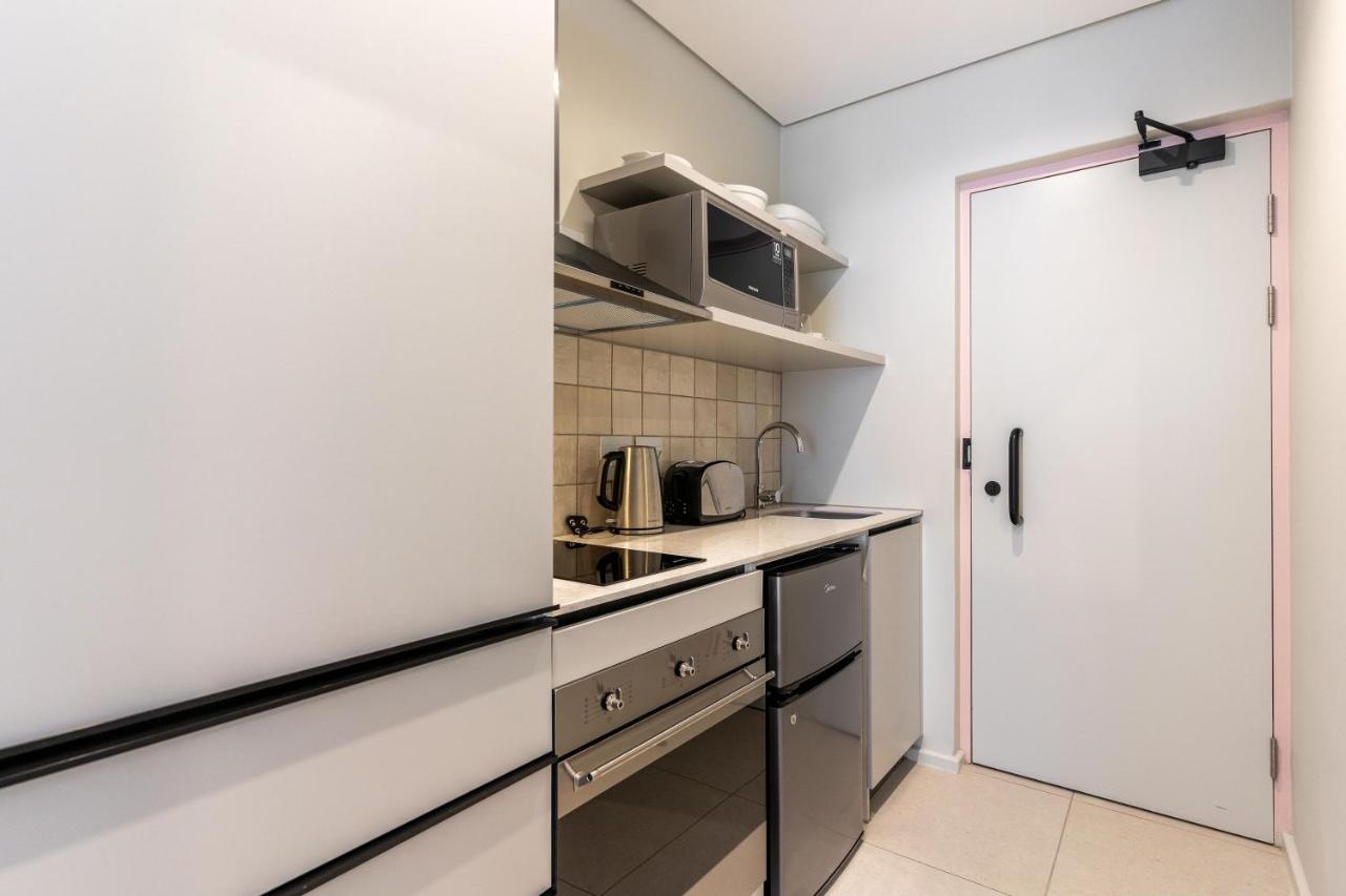 The Rose 105: Studio Apartment with Rooftop Pool