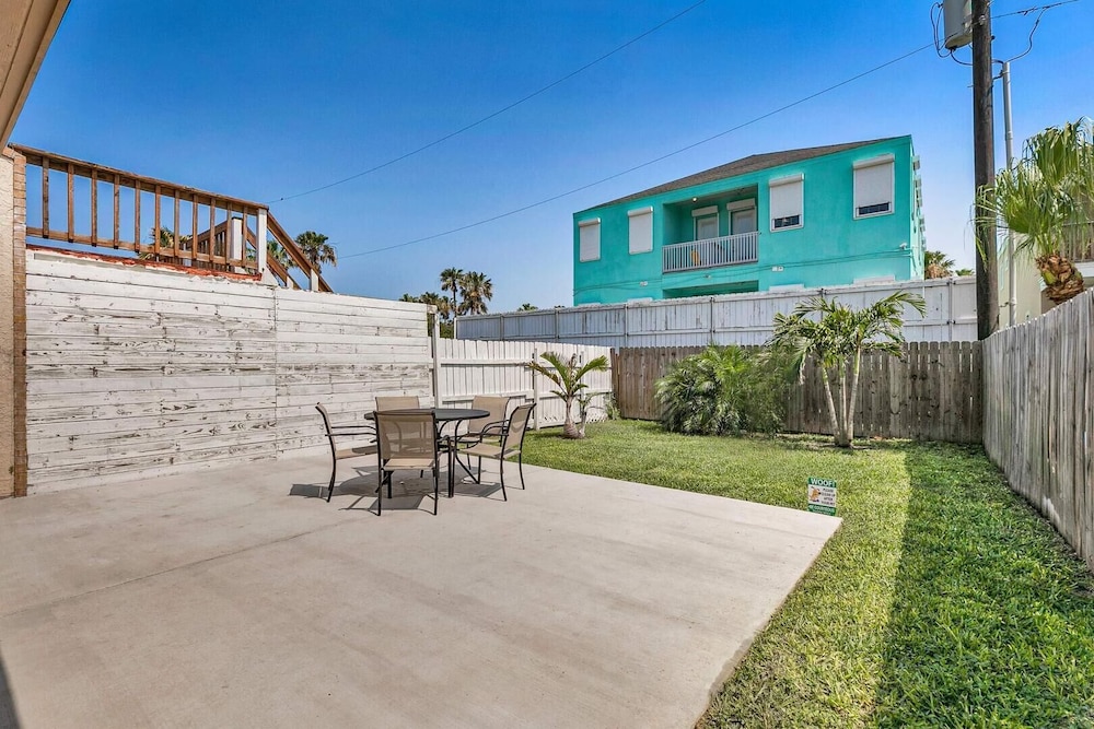 Cozy Single Story Townhome With Backyard & Grill in South Padre Island, United States