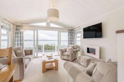 Bay View 2 Bed Lodge with Glorious Harbour View and Balcony — 4-Star Luxury Hotel in Poole, United Kingdom