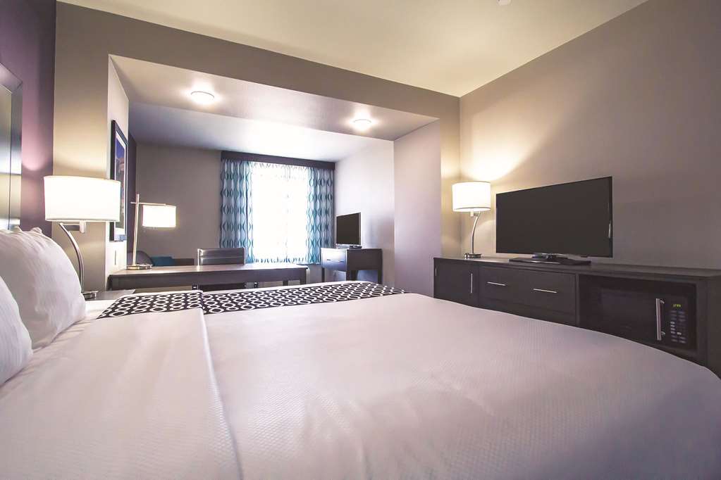 La Quinta Inn & Suites by Wyndham Pampa - photo 26