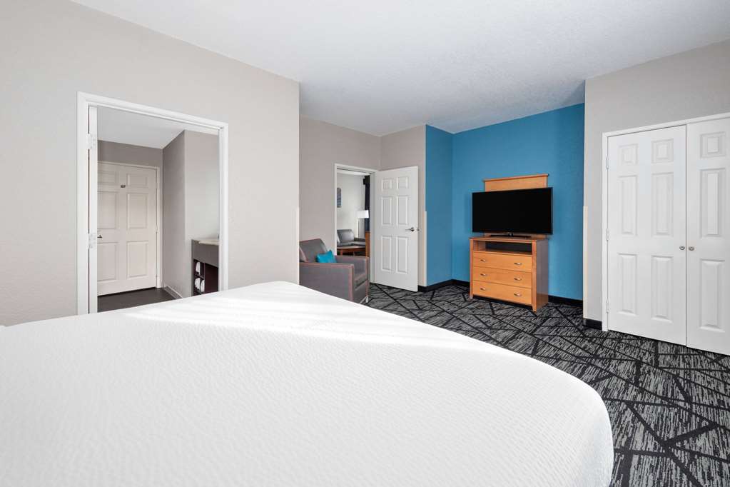 La Quinta Inn & Suites by Wyndham Alvarado - photo 33