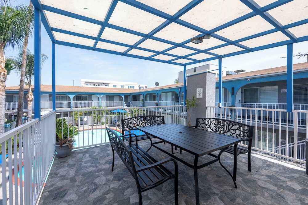 Hollywood City Inn - photo 35