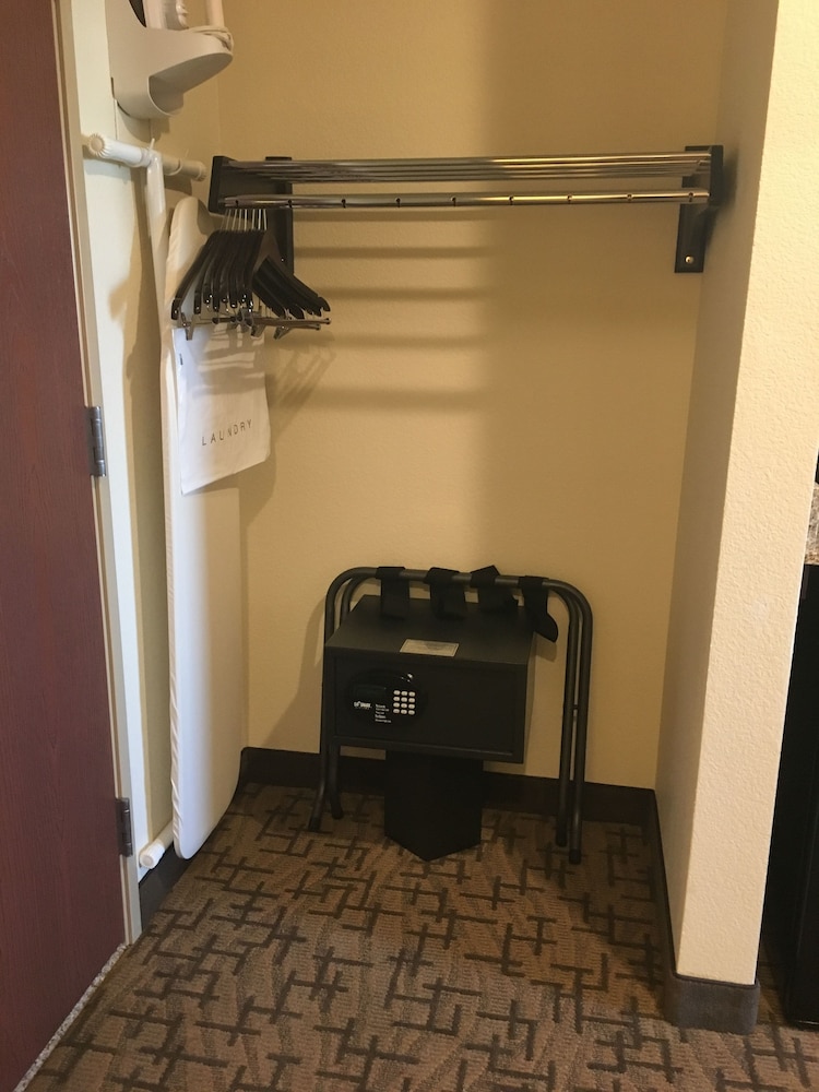 Cobblestone Hotel & Suites Paxton - photo 18