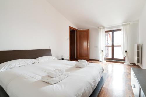 GuestHost Spacious Apartment 600 mt to Metro M3 Comasina — 4-Star Luxury Hotel in Milan, Italy