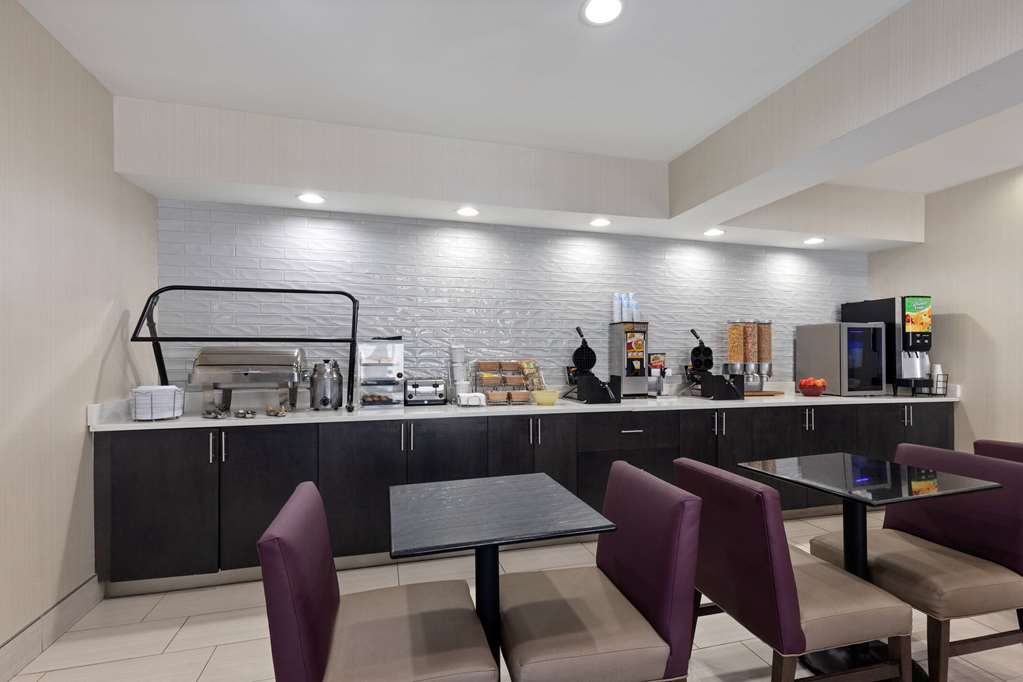 La Quinta Inn & Suites by Wyndham Snellville Stone Mountain - photo 28