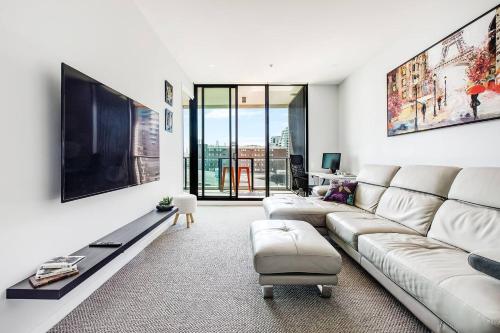 Queens Corner Lakeside Serenity at Albert Park — 4-Star Luxury Hotel in Melbourne, Australia