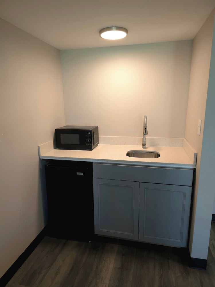 Days Inn & Suites by Wyndham Port Huron - photo 41
