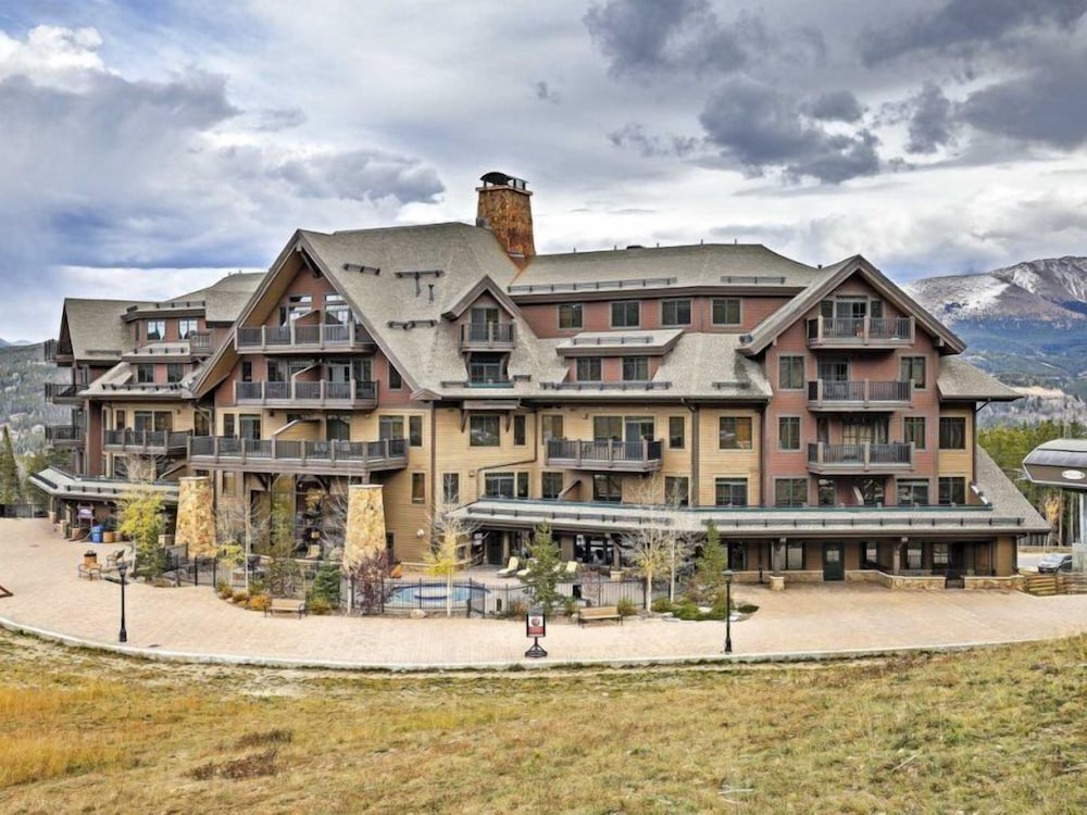 Crystal Peak Lodge 3 Bedroom Ski in Ski out Slopeside Condo at the Base of Peak 7 — 4-Star Luxury Hotel in Breckenridge, United States
