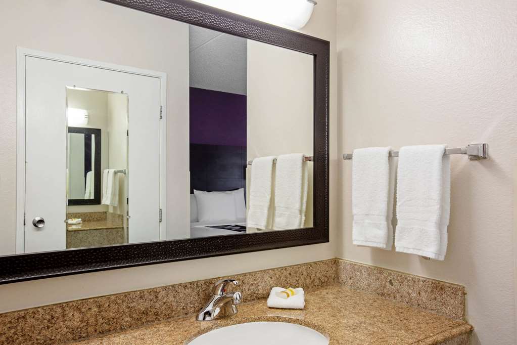 La Quinta Inn & Suites by Wyndham Miami Airport East - photo 46