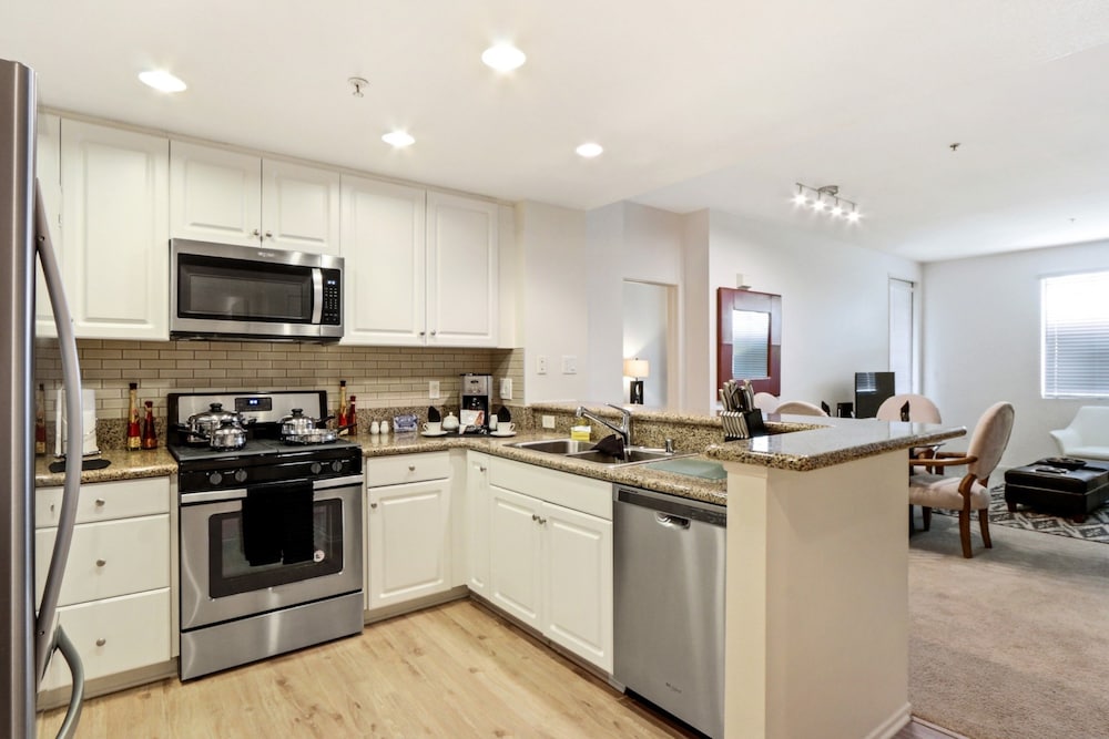 Global Luxury Suites at The Village - photo 22